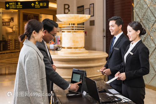 酒店管理中的中年夫妻入住流程优化与服务策略